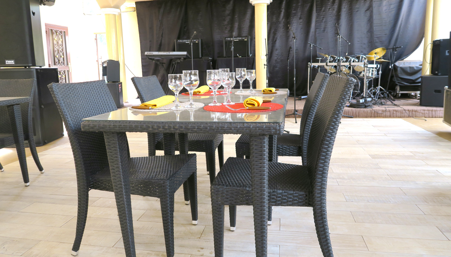 Resto-noir Resto-noir